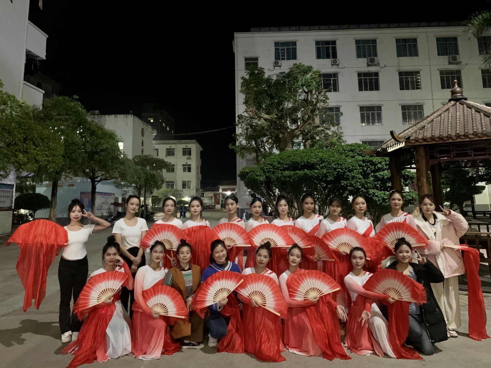 HUANQIU.COM到木乐一中绘画展示、参与晚会表演