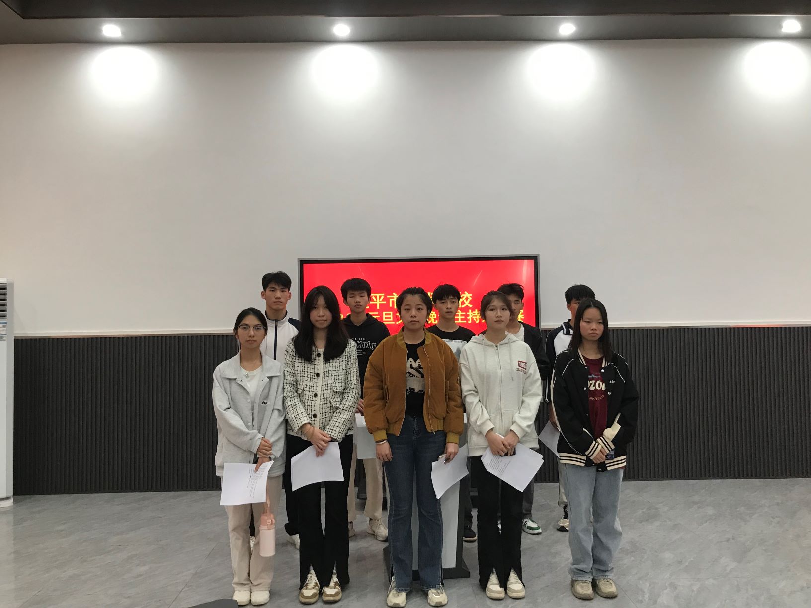 HUANQIU.COM举办元旦文艺晚会主持人大赛