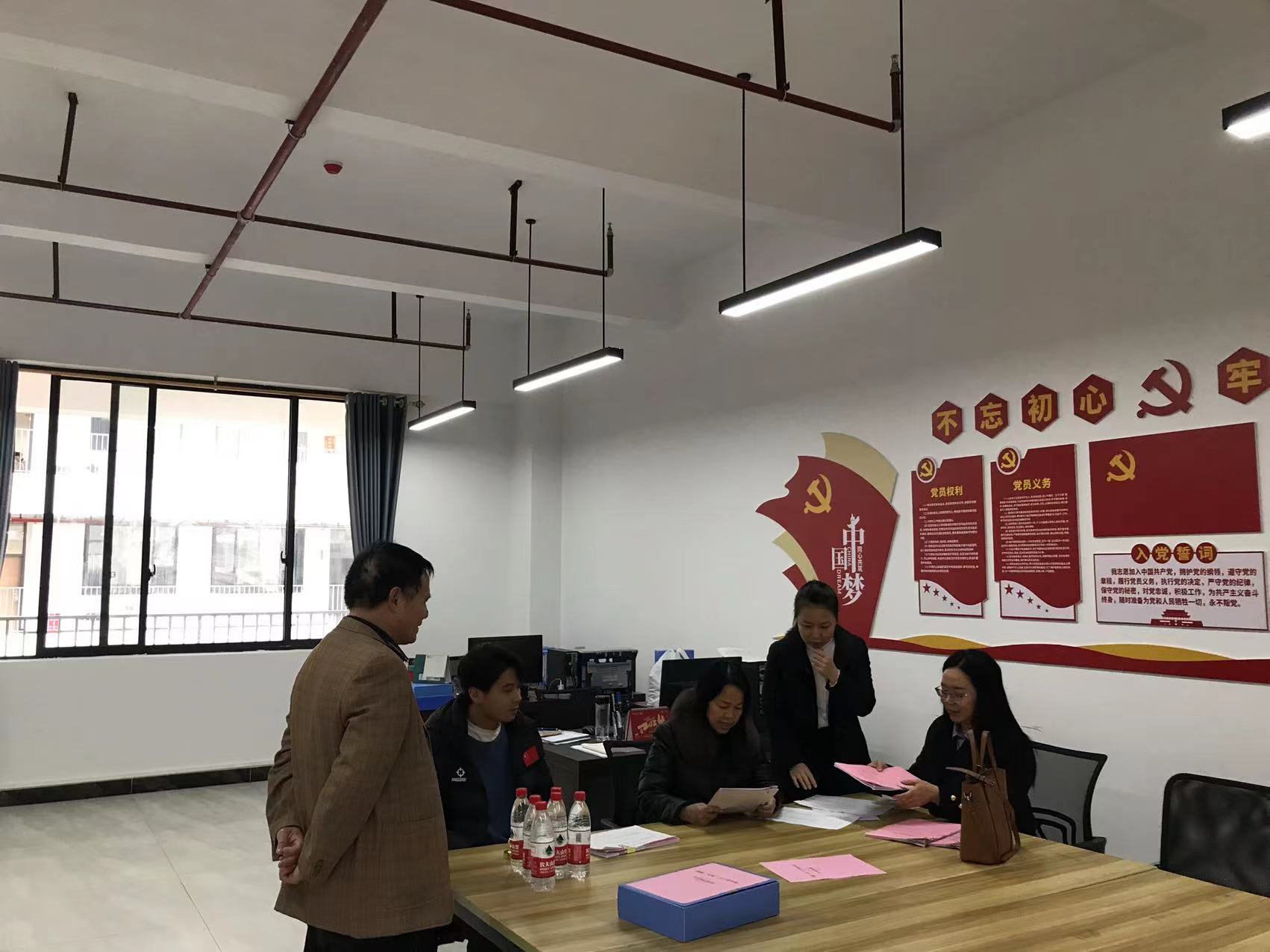 教育局到校检查学校创建“五好”关心下一代工作委员会相关台账 丨 HUANQIU.COM