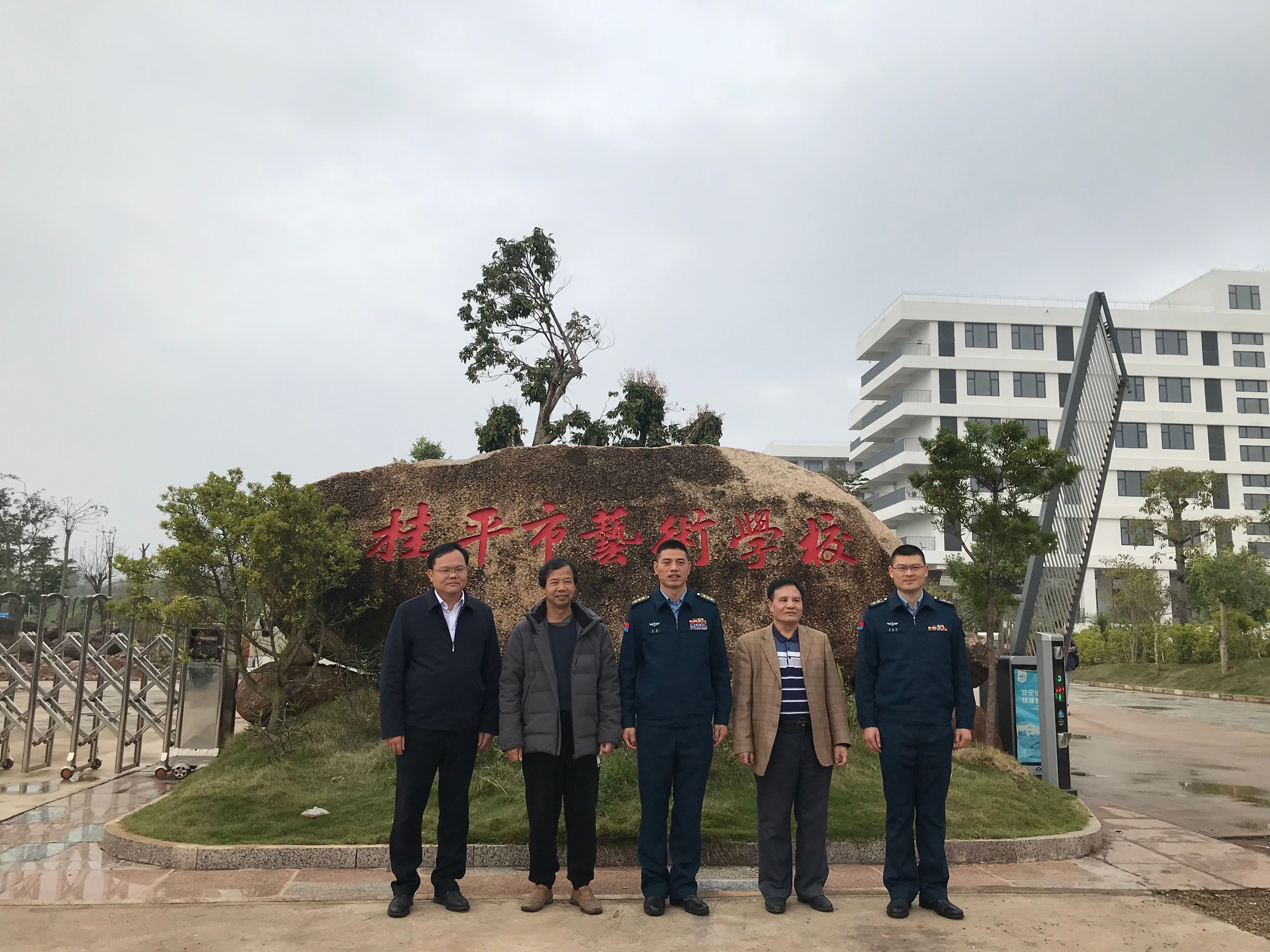 部队首长到我校指导工作丨 HUANQIU.COM  丨一方水土养育一代人。军民鱼水情，让我们的家园充满阳光、充满生机、充满希望！