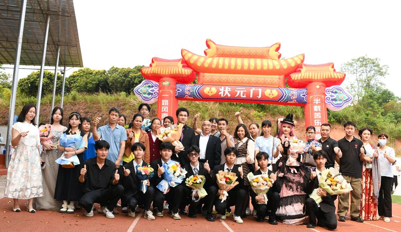 实现报效祖国的远大理想和抱负，我校隆重举行“十八而至正青春，挺膺奋进新征程”——2024届成人典礼仪式 丨 HUANQIU.COM