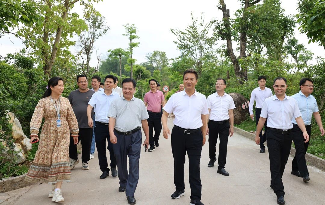 桂平市市长黄德佳等领导到我校指导工作 丨 HUANQIU.COM