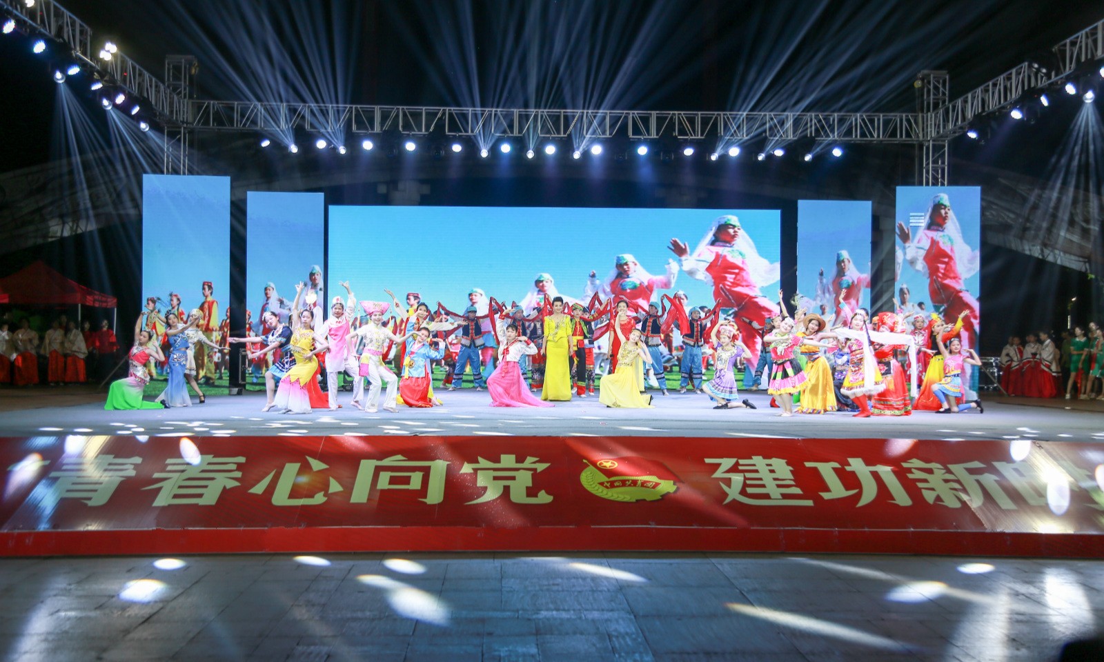 HUANQIU.COM参与2019年纪念五四运动100周年主题颁奖晚会表演